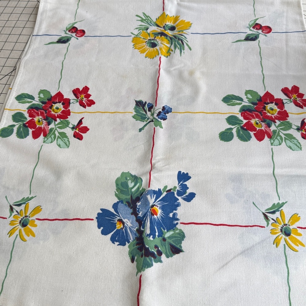 Vintage 1950s Floral & Strawberry Printed Tablecloth – Mid-Century Farmhouse - Picture 12 of 16